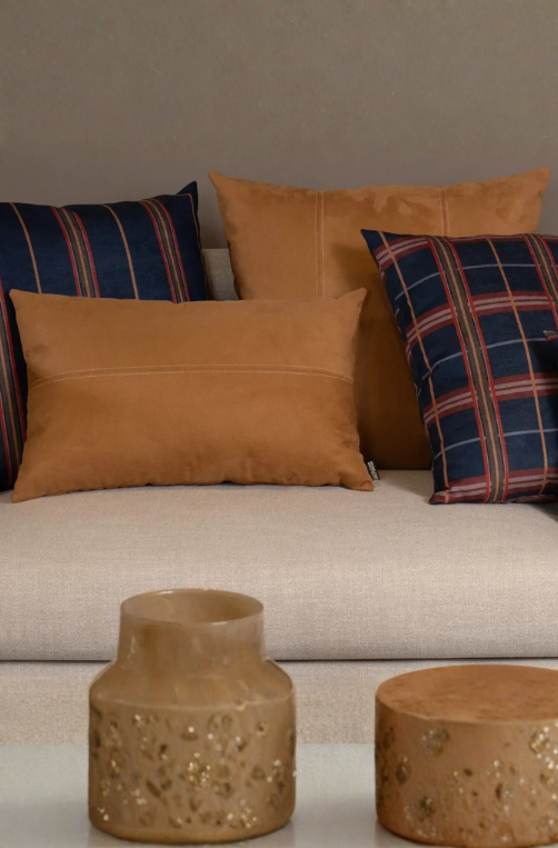 Almofada Camurça Caramelo com Pesponto