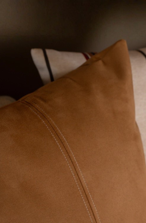 Almofada Camurça Caramelo com Pesponto