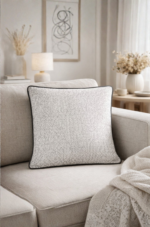 Almofada Decorativa em Camurça Off White com Vivo Preto