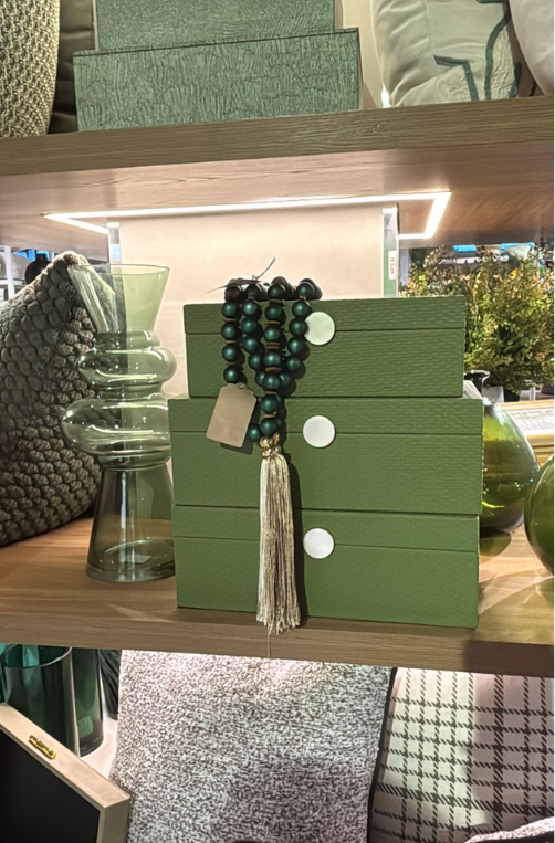 Caixa Grande Decorativa Verde Texturizada em MDF com Fecho Dourado