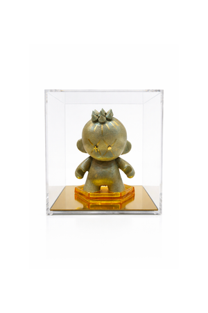 Escultura Decorativa Stoney com Base Dourada em Caixa Acrílica