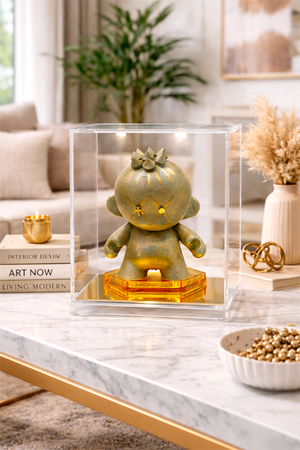 Escultura Decorativa Stoney com Base Dourada em Caixa Acrílica