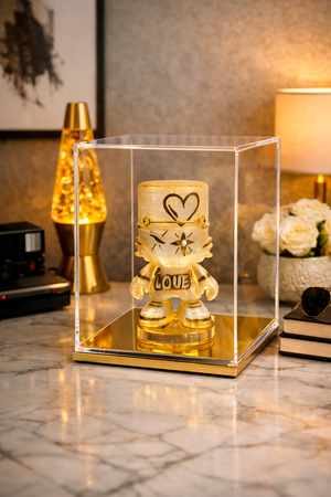 Escultura Decorativa Lovely com Base Dourada em Caixa Acrílica