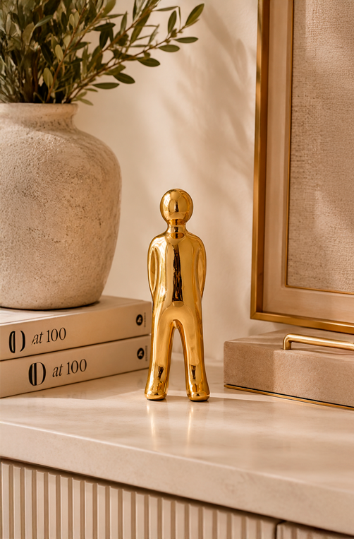 Escultura Decorativa de Boneco Dourado em Cerâmica 26cm
