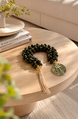Colar de Mesa Decorativo Cacho de Uva com Pedra de Cruz Verde