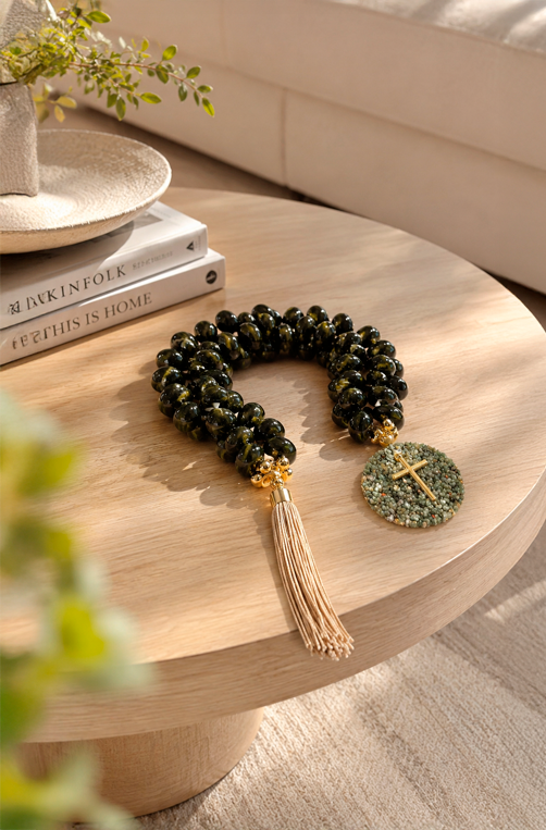 Colar de Mesa Decorativo Cacho de Uva com Pedra de Cruz Verde