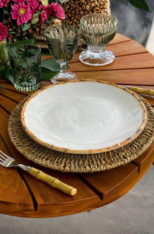 Prato Raso Branco com Bordas de Bambu