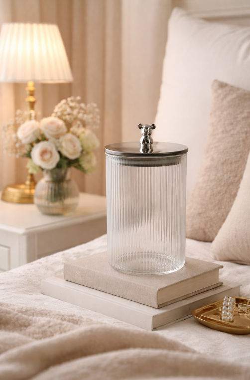 Pote em Vidro Canelado com Tampa e Urso Prata Médio