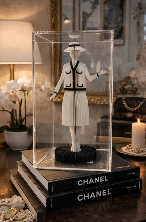 Escultura Decorativa Mademoiselle Fashion de Papel em Caixa de Acrilico
