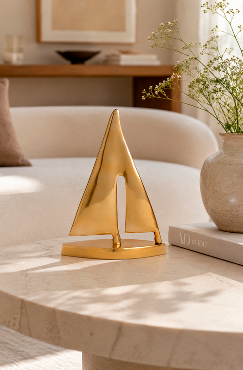 Escultura Decorativa de Barco Dourado em Metal 45cm