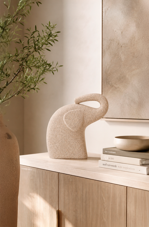 Escultura Decorativa de Elefante Bege em Poliresina 18cm