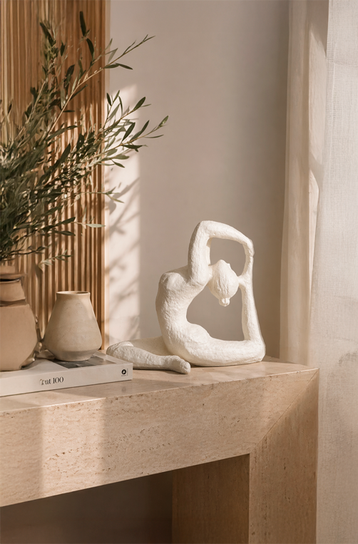 Escultura Decorativa Mulher Ginastica em Cerâmica Branca