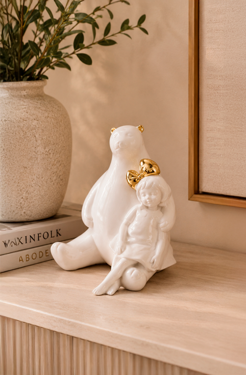 Escultura Decorativa Menina e Urso Branco e Dourado em Resina