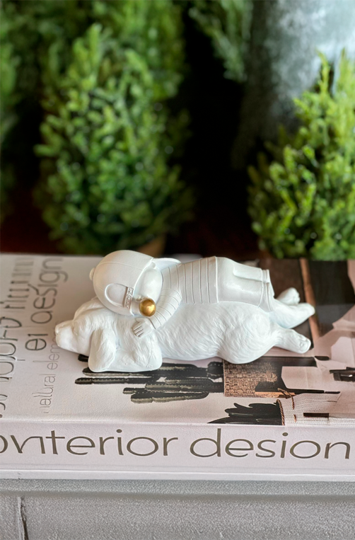 Escultura em Resina Menino Deitado no Cachorro Branco com Dourado