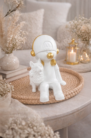Escultura em Resina Menino Sentado com Cachorro Branco com Dourado