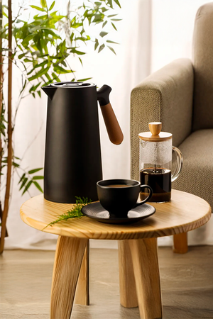 Garrafa Térmica de Plástico com Cabo de Madeira e Termômetro Nórdica Preta 1L