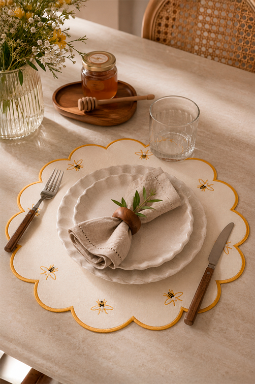 Jogo Americano Golden Bee Off White com Bordado Amarelo