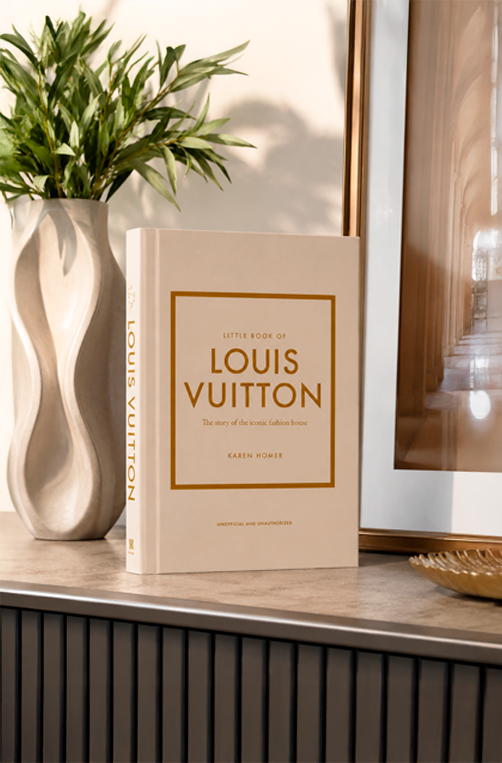 Livro Decorativo Pequeno Louis Vuitton A História da Icônica Maison de Moda