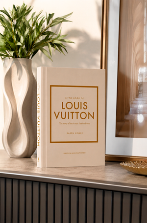 Livro Decorativo Pequeno Louis Vuitton A História da Icônica Maison de Moda