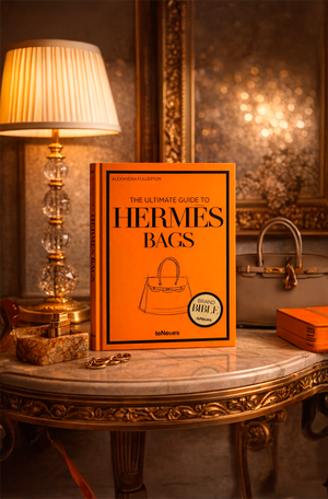 Livro Decorativo The Ultimate Guide to Hermès Bags em Capa Dura