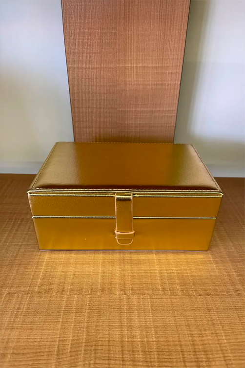 Caixa em Mdf com Revestimento em Pu Dourada Médio