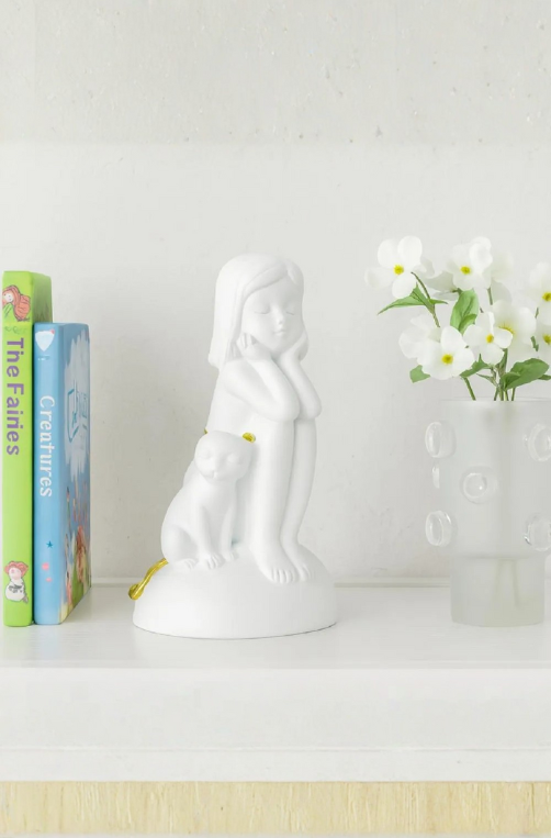 Escultura Menina Sentada com Gato em Resina Branco