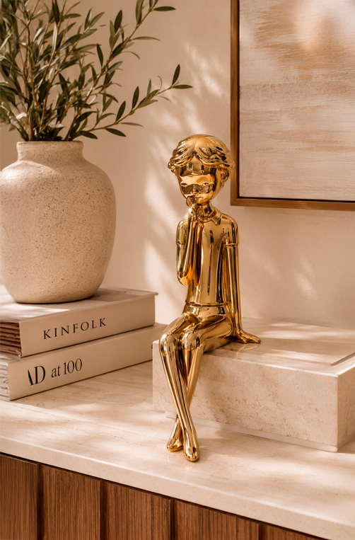 Escultura Decorativa de Menino Sentado Dourado em Cerâmica 35cm