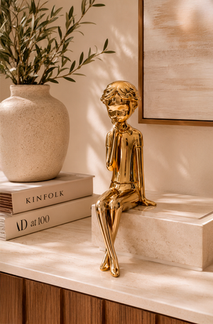 Escultura Decorativa de Menino Sentado Dourado em Cerâmica 35cm