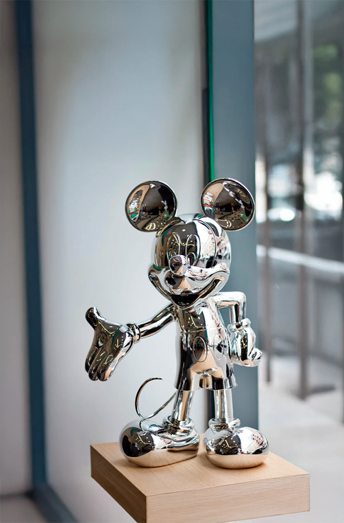 Escultura Decorativa de Mickey Prata em Cerâmica