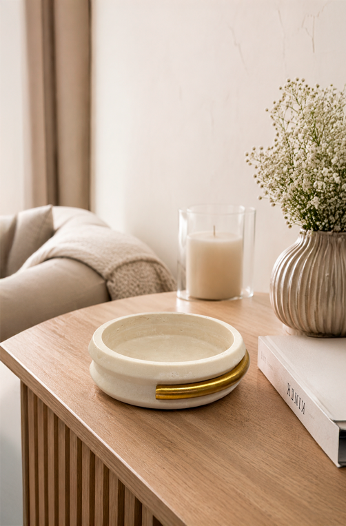 Peça Decorativa Redonda em Mármore Travertino com Detalhe em Metal
