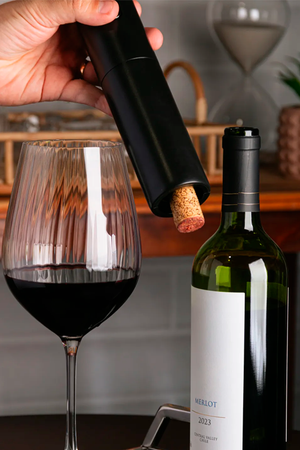 Saca-Rolhas Elétrico de Plástico Preto