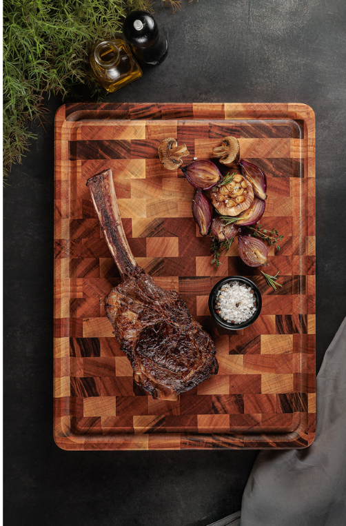 Tábua Cubus para Churrasco Retangular em Madeira Muiracatiara com Acabamento em Óleo