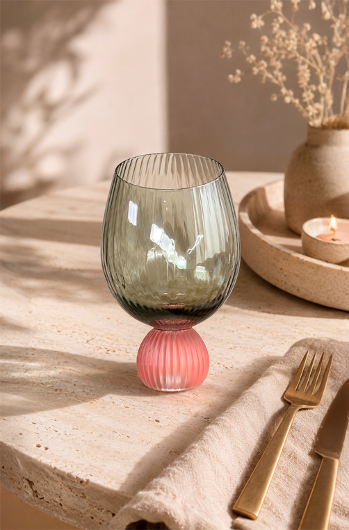 Taça de Água Canelada Verde com Base Rosa em Vidro 460ml