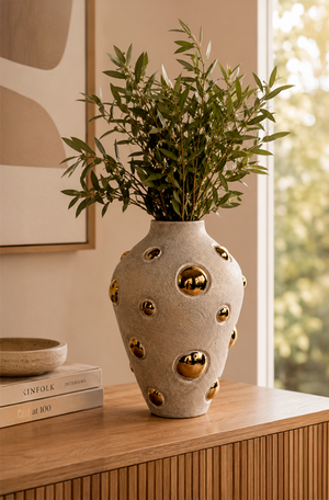 Vaso Decorativo com Esferas Bege e Detalhe Dourado em Cerâmica 29,5cm