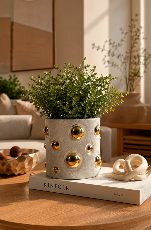 Vaso Decorativo com Esferas Bege e Detalhe Dourado em Cerâmica 19,5cm